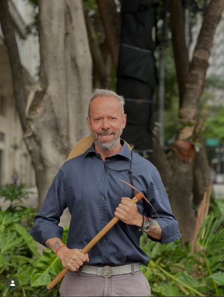 Eduardo Paziam em área verde do centro de São Paulo